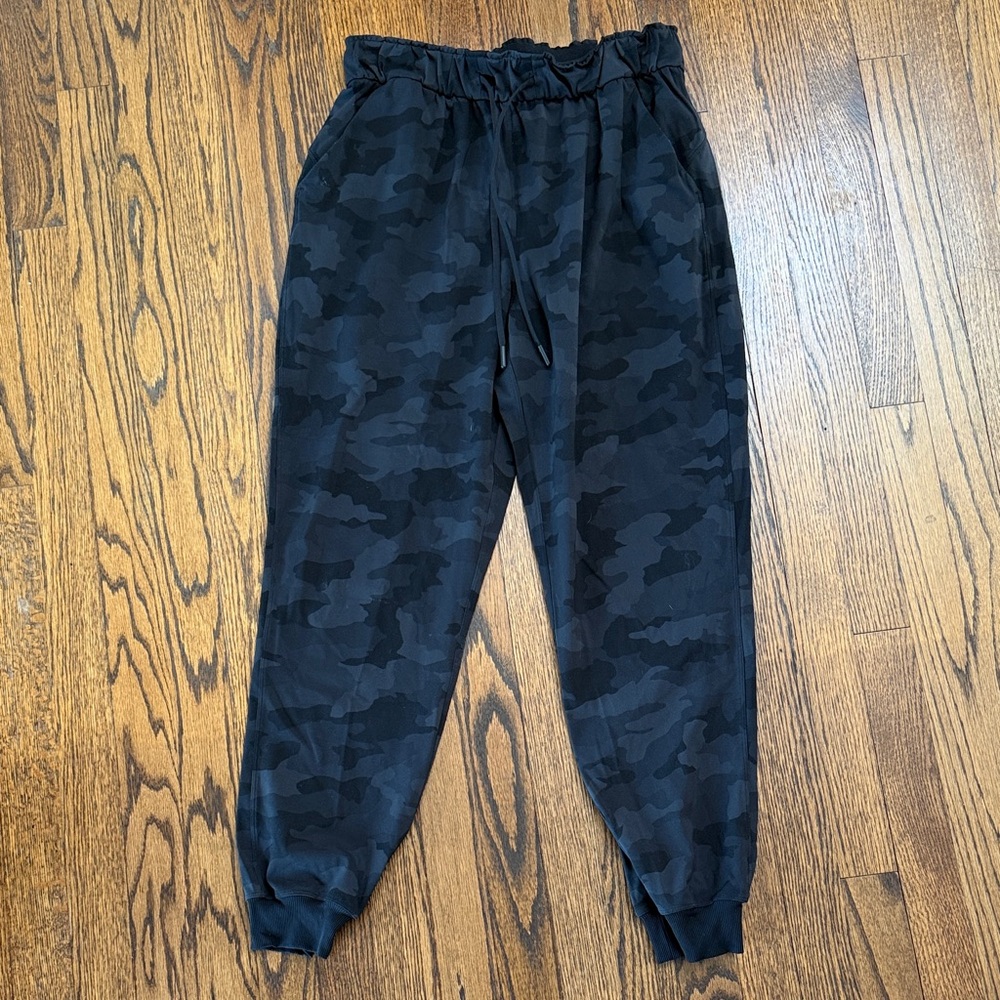 B36 lululemon athletica Women’s 8 Stretch Black Camo Joggers Activewear